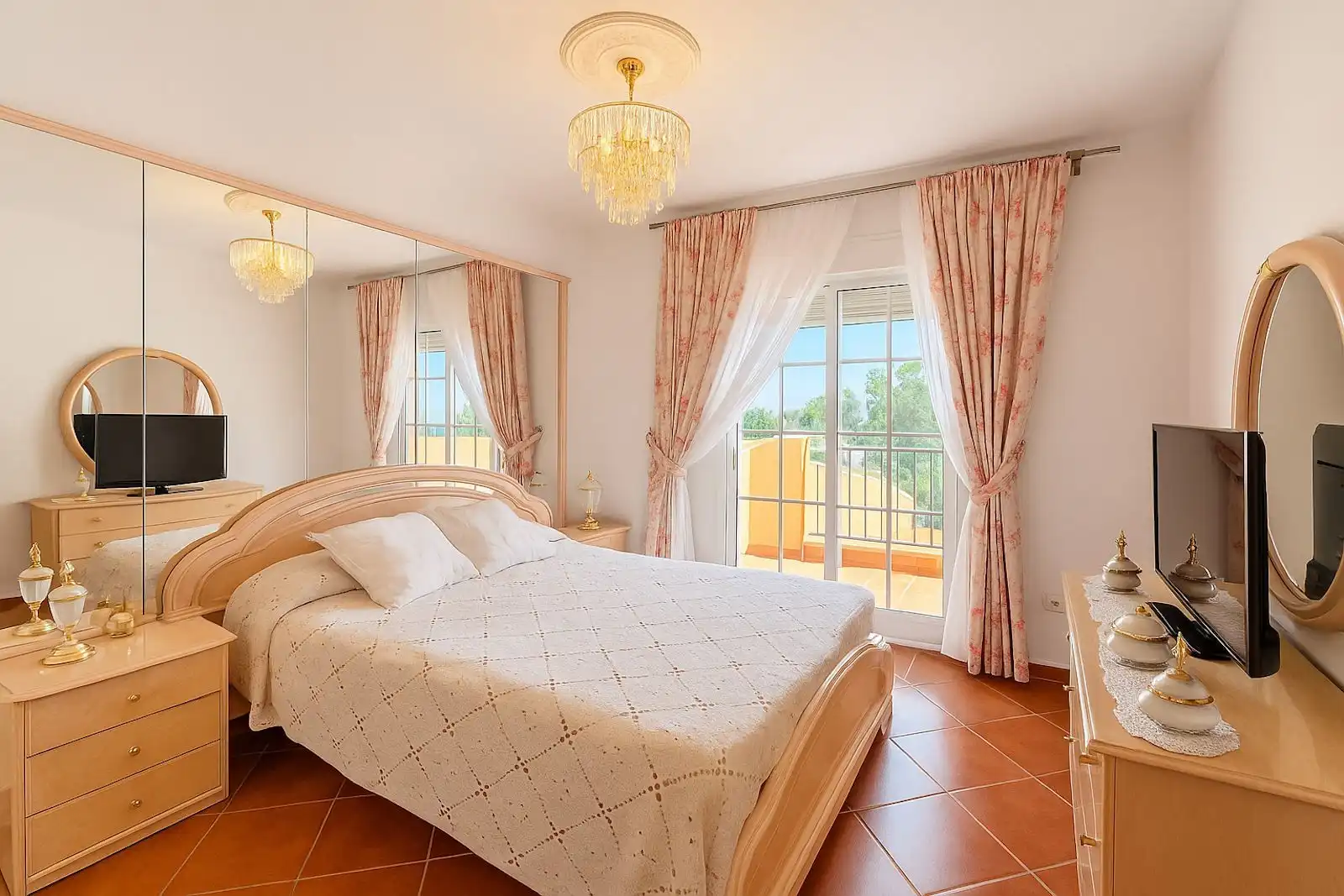 Dormitori de Casa adosada en venda en Estepona amb Aire condicionat, Terrassa i Internet