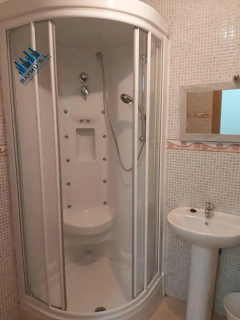 Bany de Edifici en venda en Velilla de San Antonio