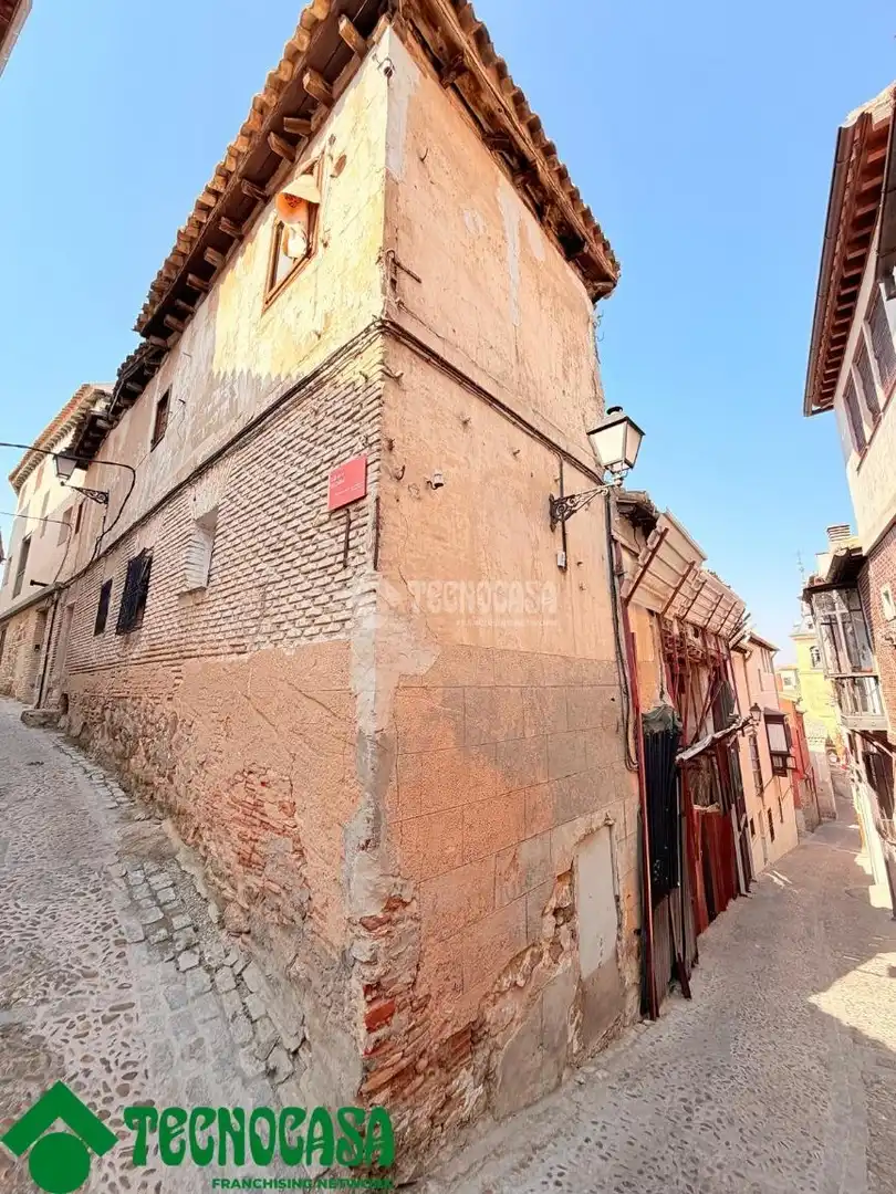 Vista exterior de Casa adosada en venda en Toledo amb Terrassa i Balcó