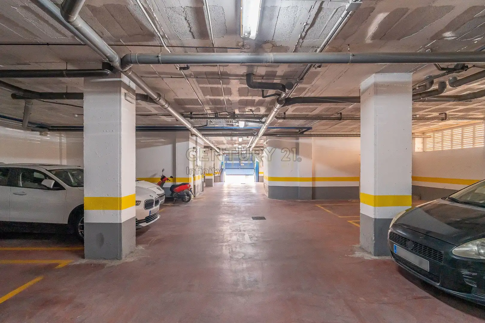 Parking de Apartamento en venta en Estepona con Jardín privado, Horno y Piscina comunitaria