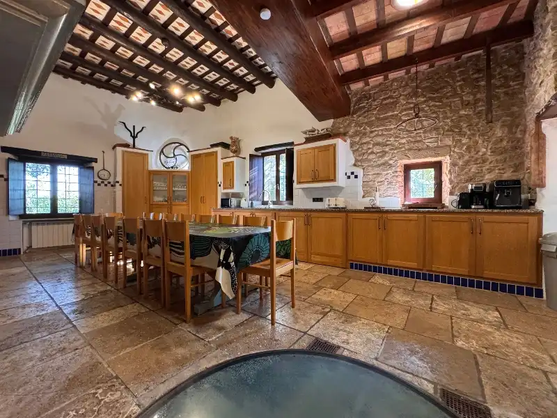 Cocina de Finca rústica en venta en Ullastret con Aire acondicionado, Calefacción y Jardín privado