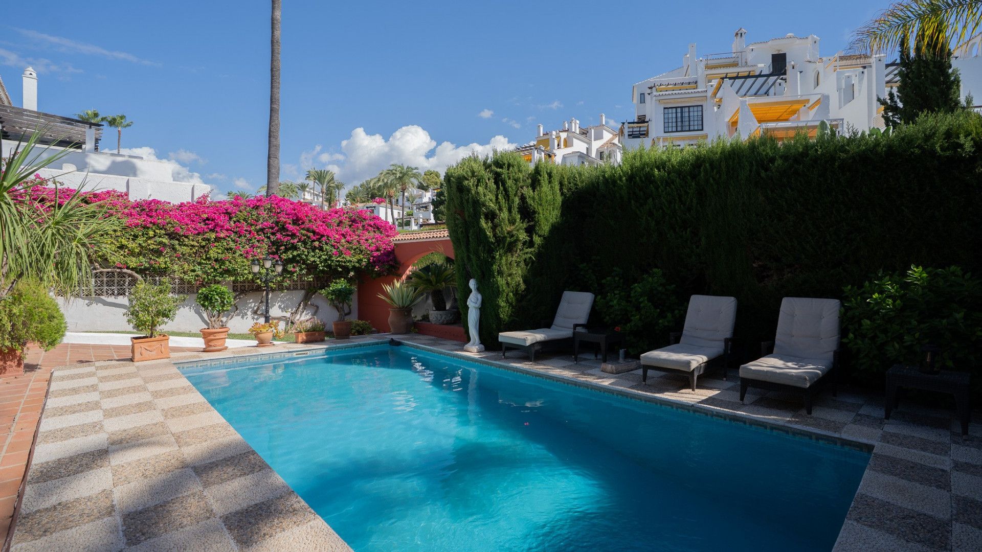 Swimming pool of House or chalet for sale in Marbella  with Air Conditioner, Heating and Private garden