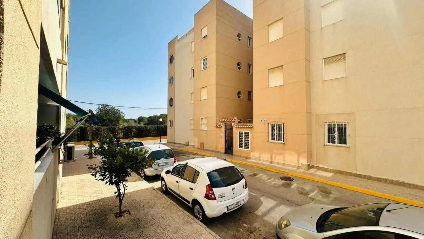 Vista exterior de Apartament en venda en Torrevieja amb Moblat i Piscina comunitària