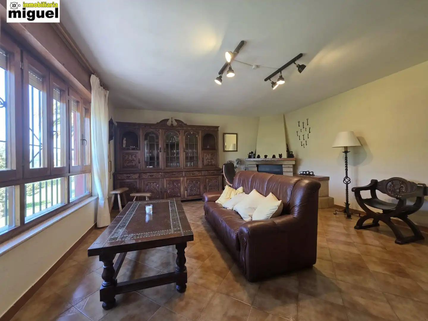 Sala d'estar de Casa o xalet en venda en Llanes amb Calefacció, Jardí privat i Terrassa