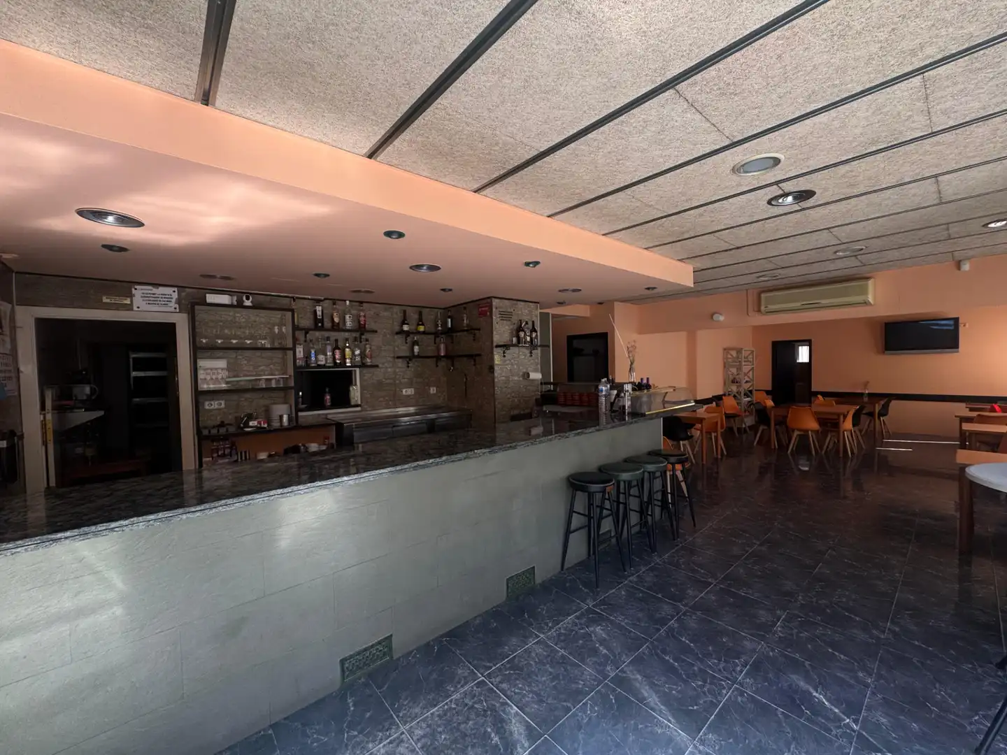 Local de alquiler en Vilanova i la Geltrú con Aire acondicionado, Calefacción y Amueblado