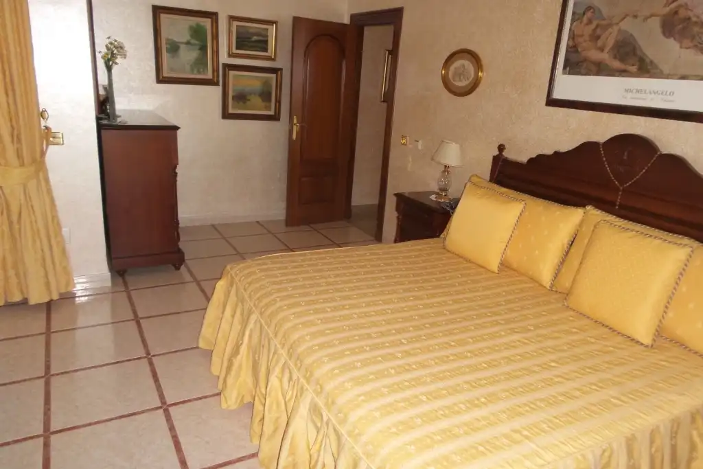 Dormitori de Casa o xalet en venda en Alhaurín de la Torre amb Aire condicionat, Jardí privat i Piscina