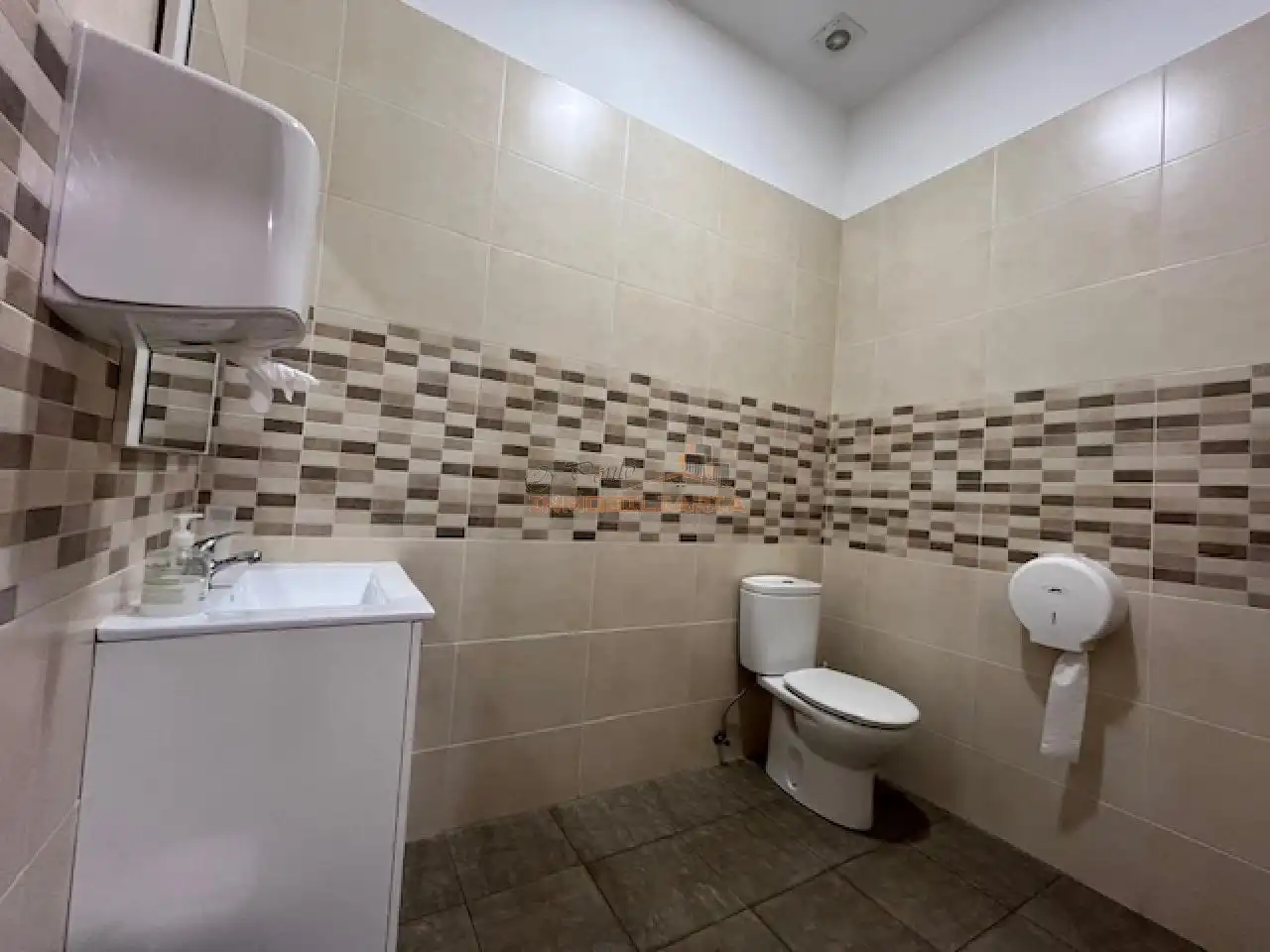 Bathroom of Office for rent in Narón  with Air Conditioner, Heating and Storage room