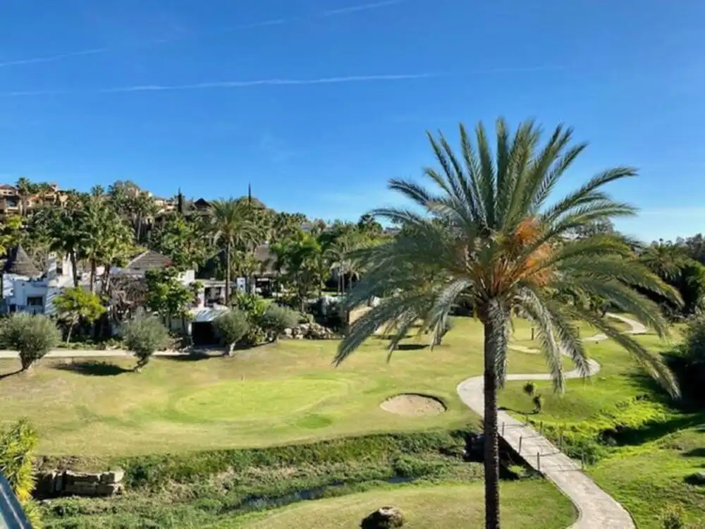 Vista exterior de Casa o xalet de lloguer en Estepona amb Aire condicionat, Jardí privat i Terrassa