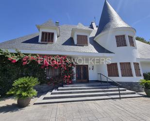 Vista exterior de Casa o xalet de lloguer en Gavà amb Calefacció, Jardí privat i Parquet