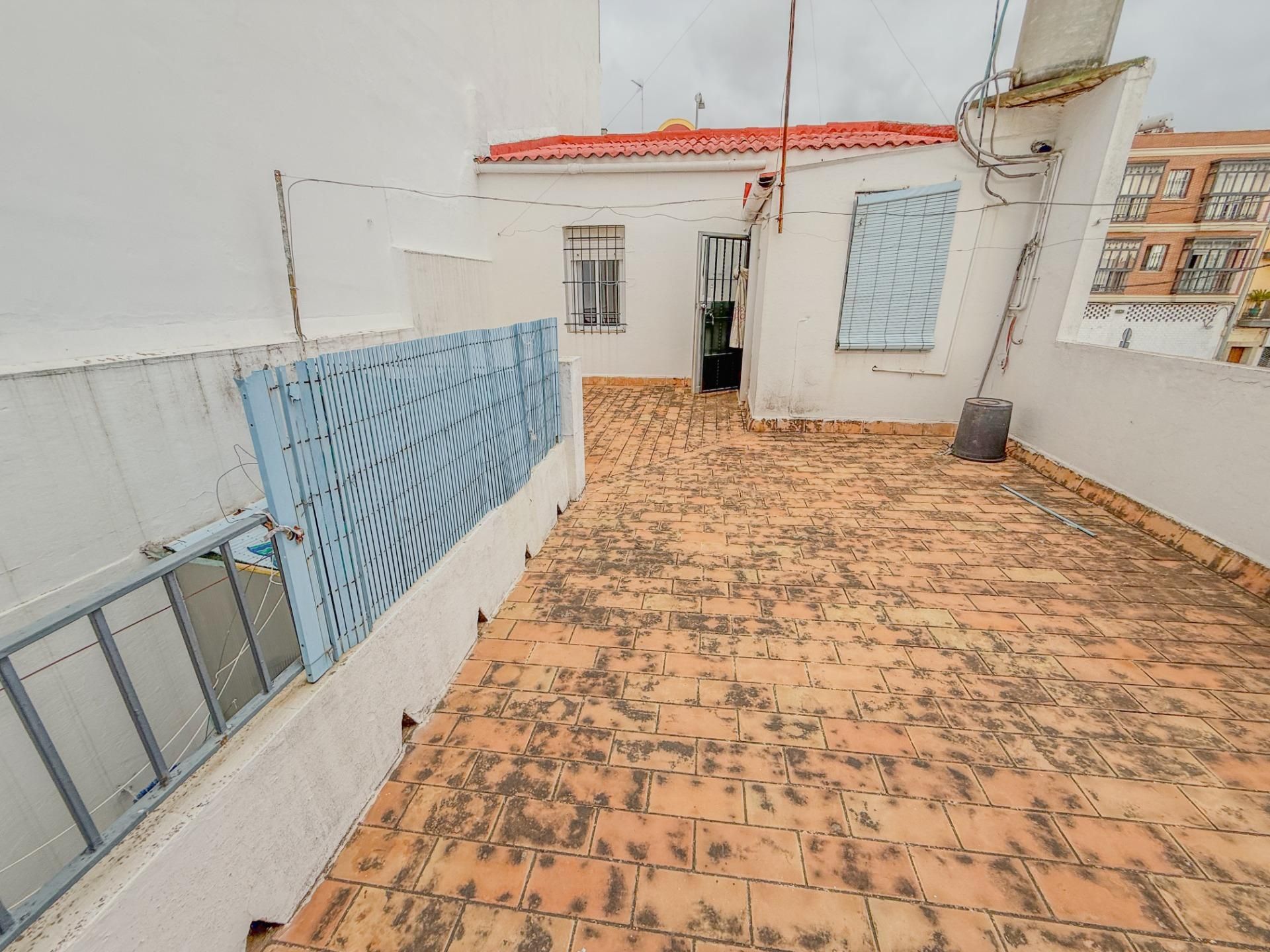Vista exterior de Casa adosada en venda en Dos Hermanas amb Terrassa, Traster i Balcó