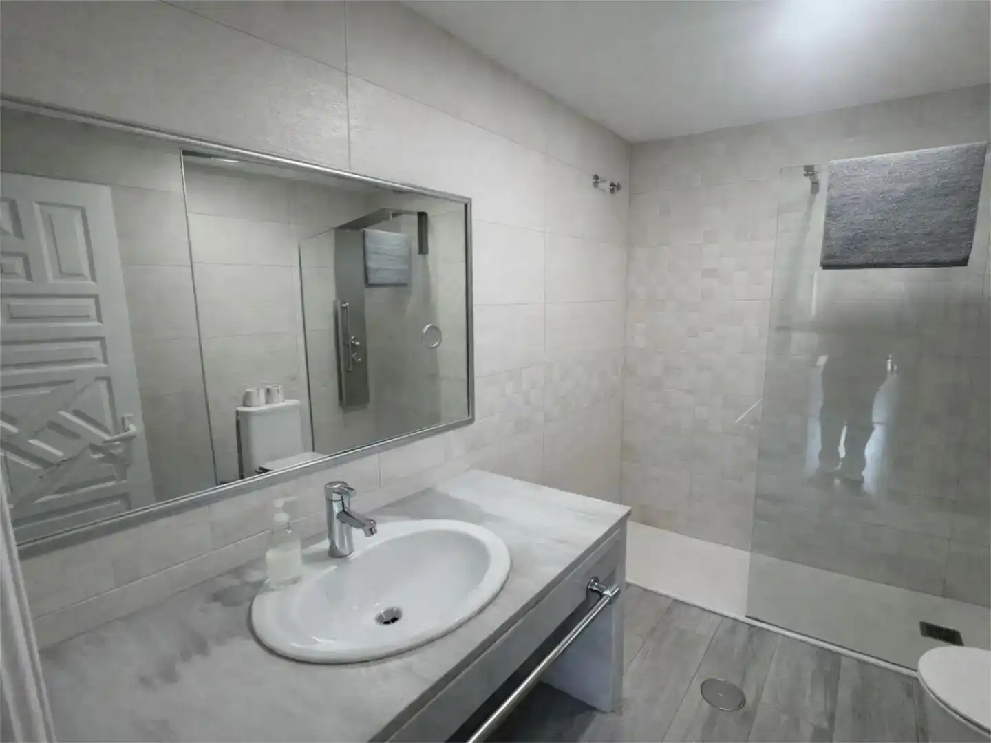 Baño de Piso en venta en Roquetas de Mar con Aire acondicionado, Piscina y Amueblado