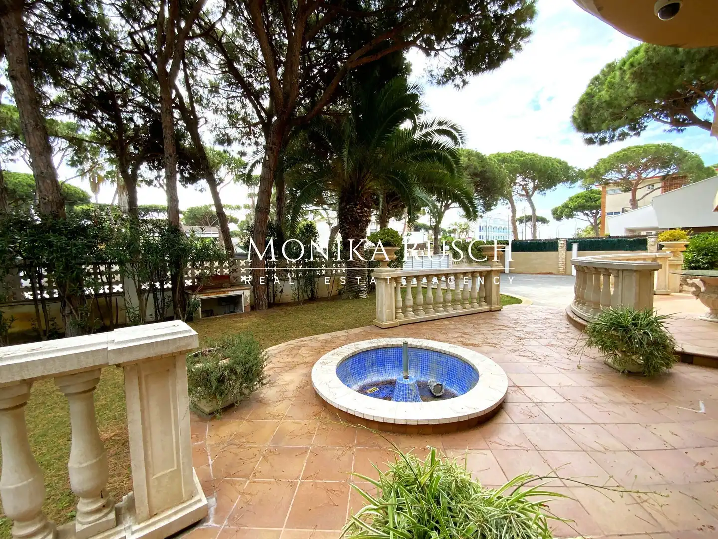 Vista exterior de Casa o xalet en venda en Castelldefels amb Aire condicionat, Calefacció i Jardí privat