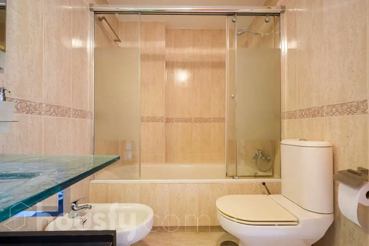 Bathroom of Flat for sale in Madrid  with Air Conditioner, Heating and Private garden