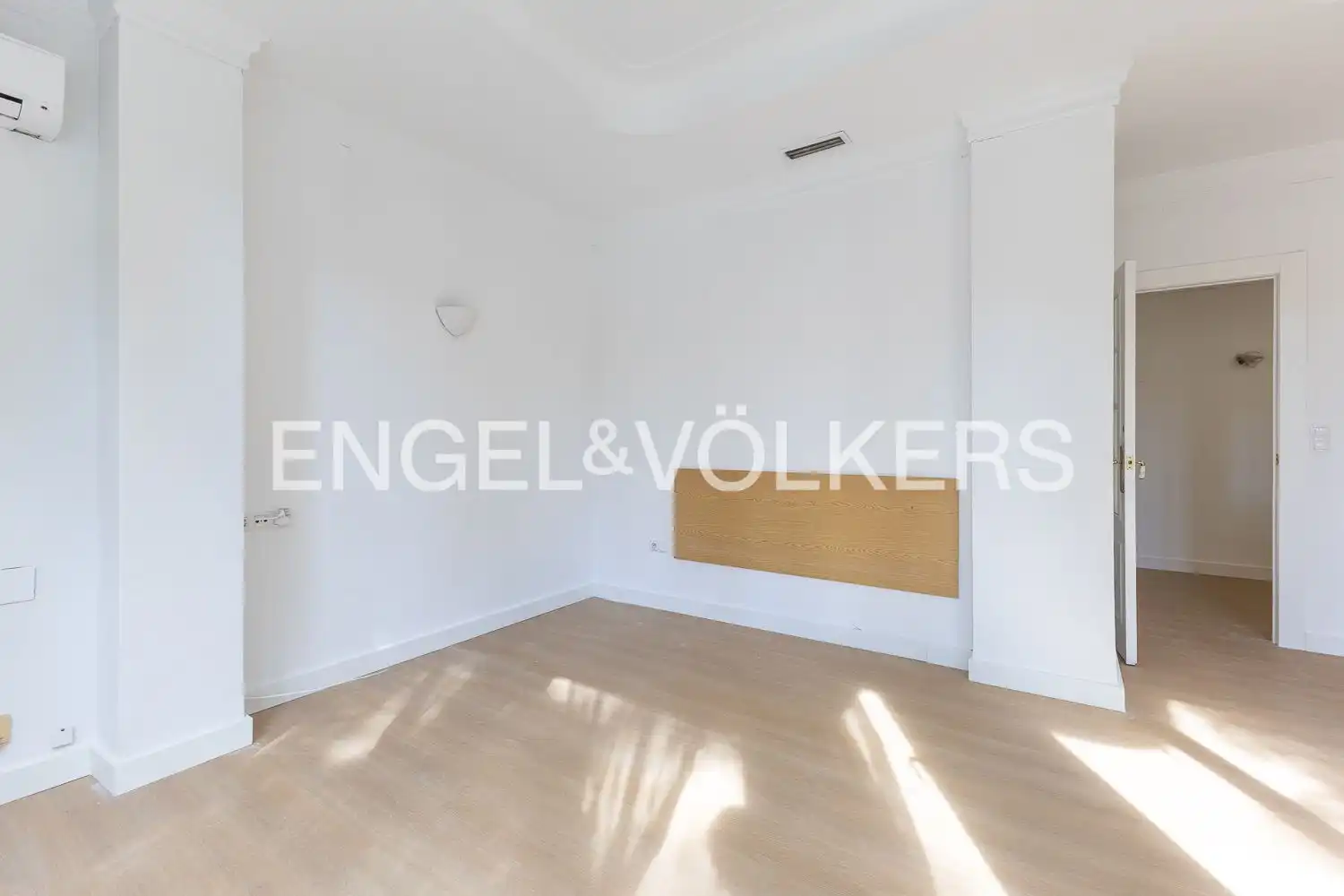 Schlafzimmer von Wohnung zur Miete in Valencia mit Klimaanlage, Heizung und Möbliert