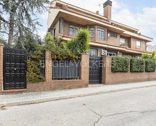 Exterior view of Single-family semi-detached for sale in  Madrid Capital  with Air Conditioner, Heating and Private garden