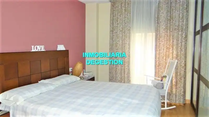 Schlafzimmer von Dachboden zum Verkauf in Linares mit Klimaanlage, Heizung und Privatgarten
