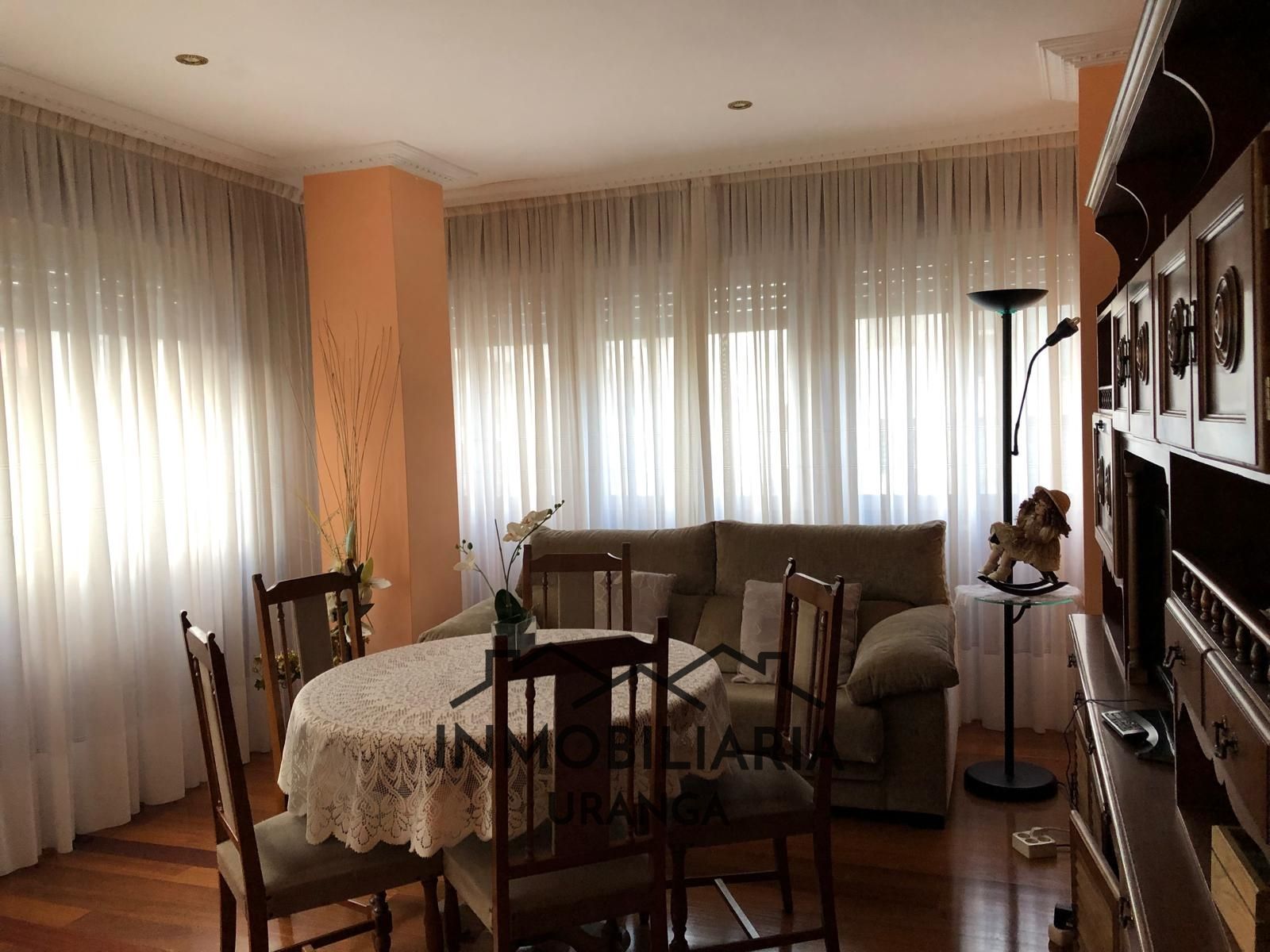 Sala d'estar de Pis en venda en Castro-Urdiales amb Calefacció