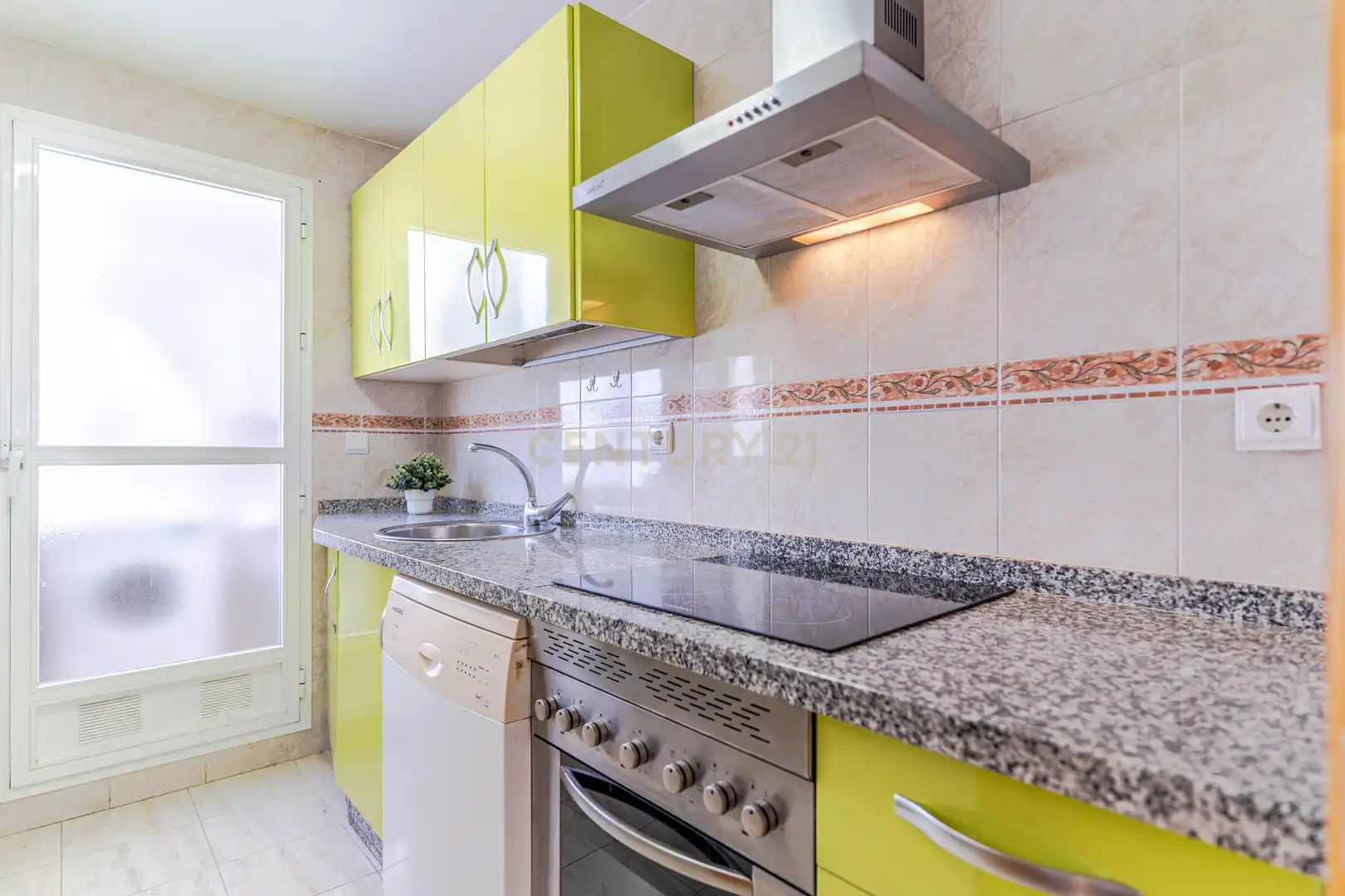 Cuina de Apartament en venda en Churriana de la Vega amb Jardí privat i Piscina comunitària