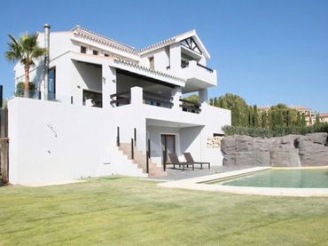Chalet con balcón en venta en Selwo