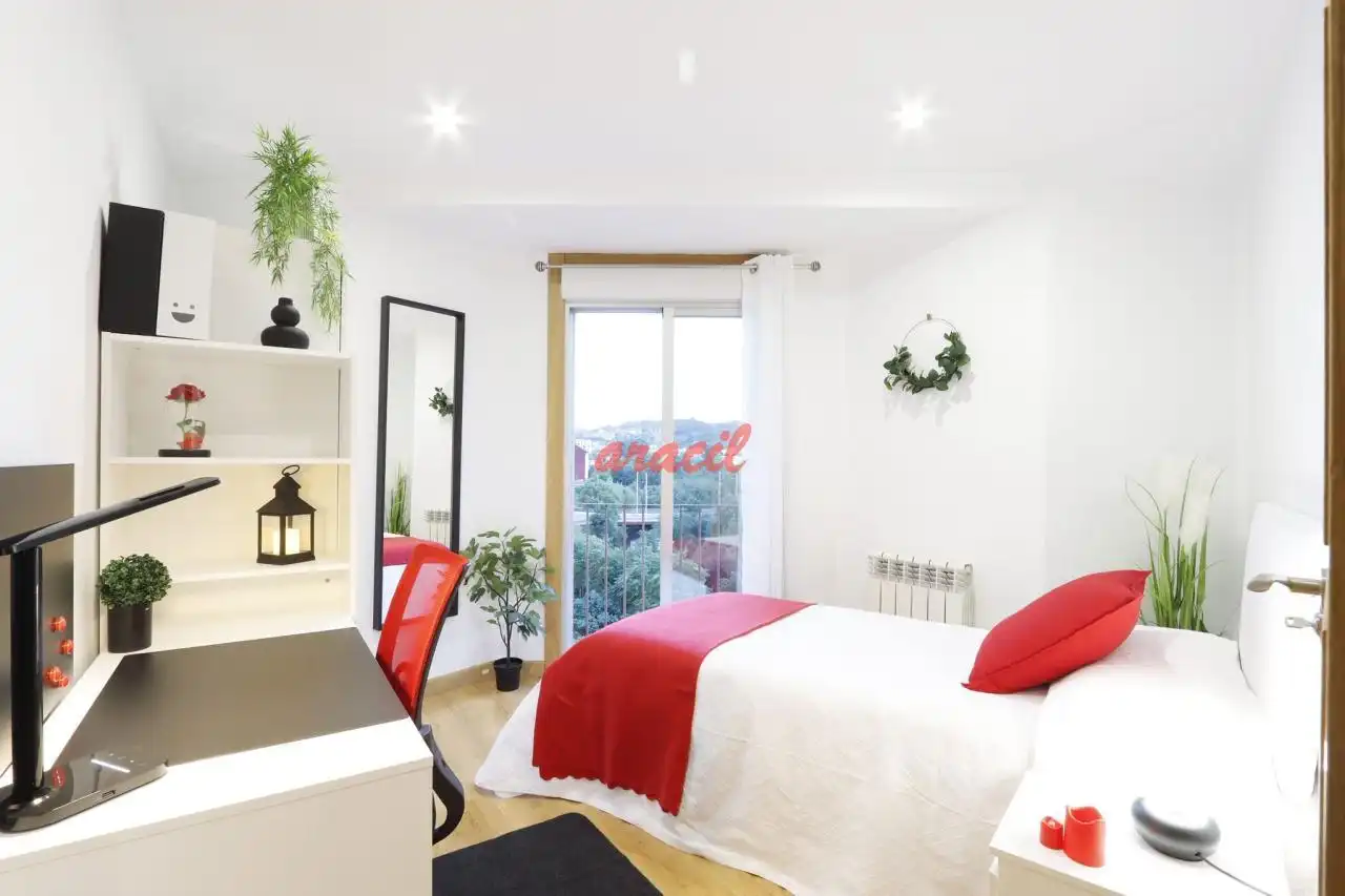Habitación de Piso en venta en Ourense Capital  con Calefacción, Trastero y Amueblado