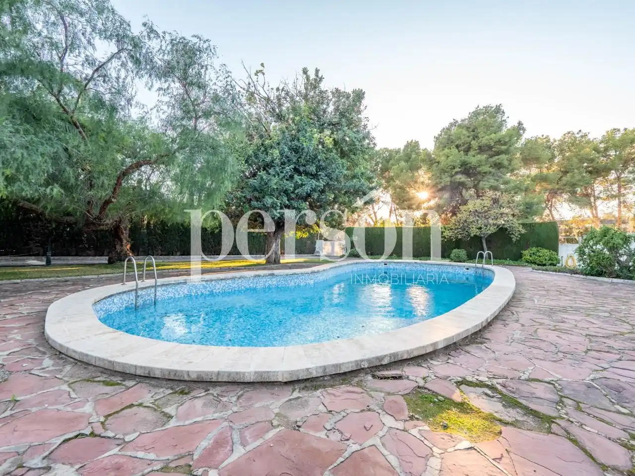 Vista exterior de Casa o xalet en venda en Paterna amb Aire condicionat, Terrassa i Moblat