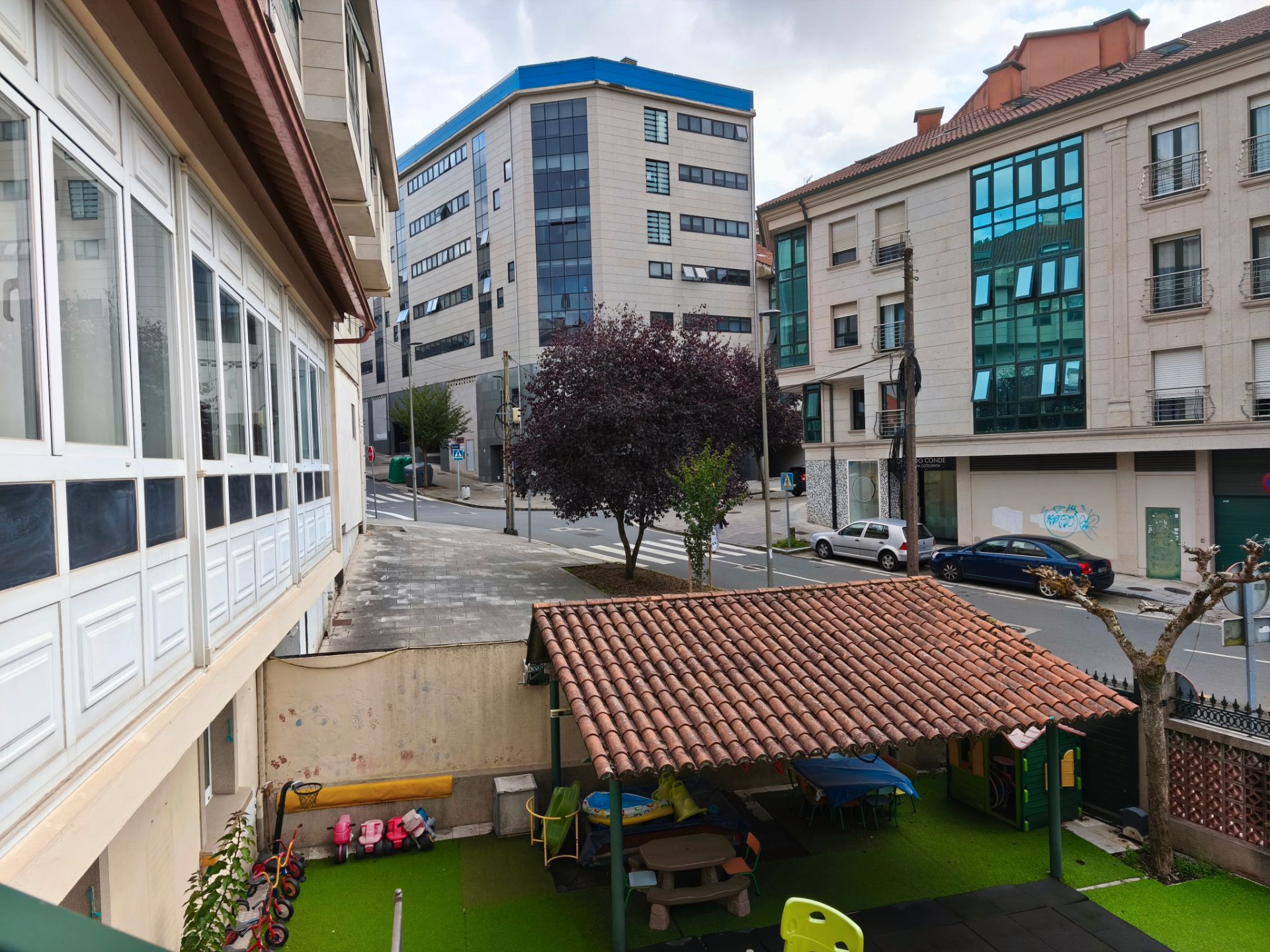Vista exterior de Casa adosada en venda en Santiago de Compostela  amb Calefacció, Jardí privat i Terrassa