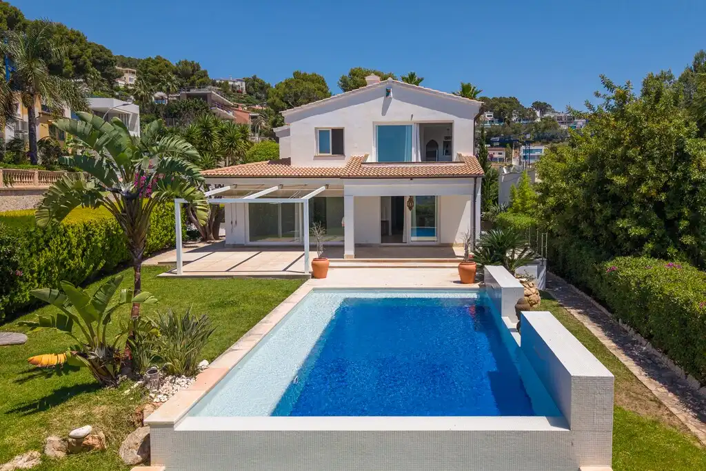 Vista exterior de Casa o xalet en venda en Calvià amb Aire condicionat, Jardí privat i Terrassa