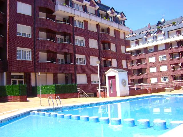 Piscina de Àtic en venda en Castro-Urdiales amb Calefacció, Parquet i Terrassa