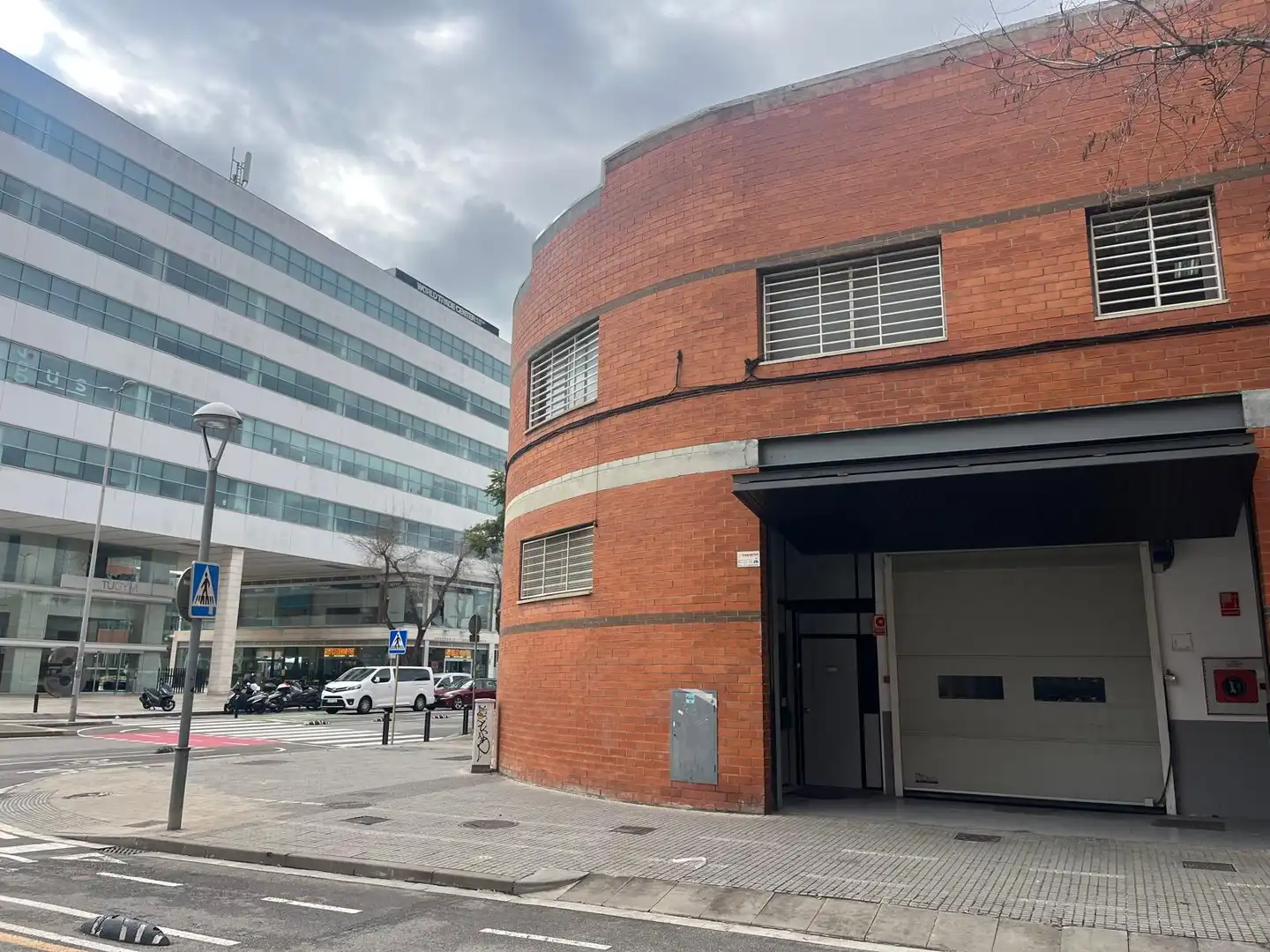 Vista exterior de Nau industrial de lloguer en Cornellà de Llobregat amb Calefacció i Alarma