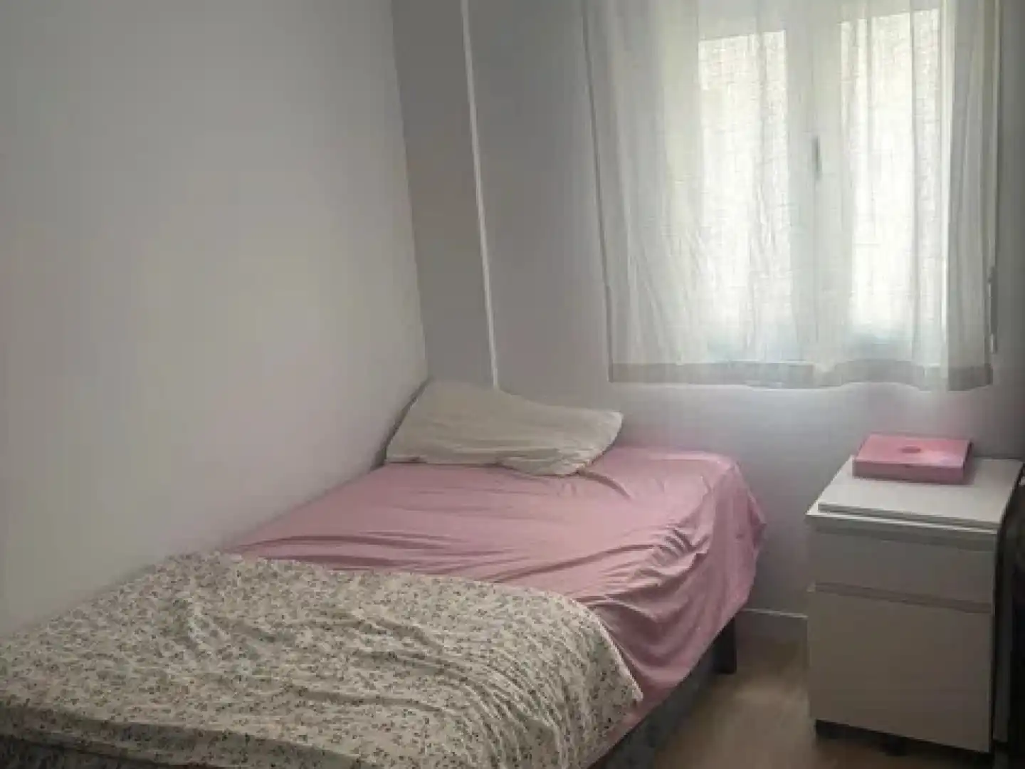 Dormitori de Pis de lloguer en Málaga amb Aire condicionat, Terrassa i Moblat