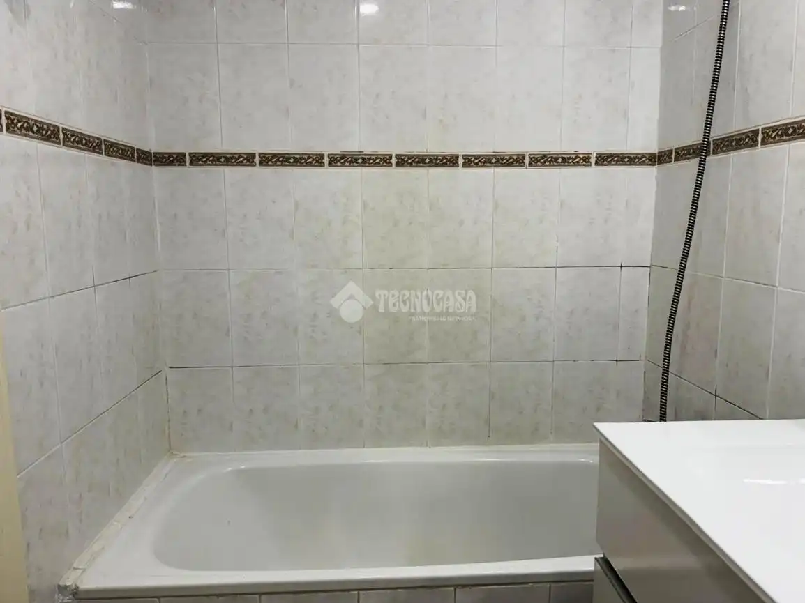 Bathroom of Flat for rent in Madrid  with Parquet flooring, Storage room and Balcony