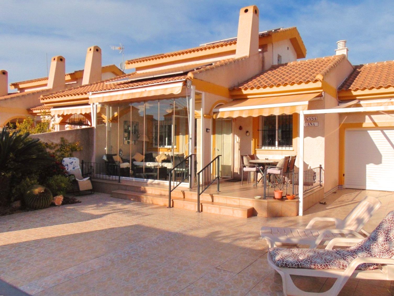 Exterior view of Single-family semi-detached for sale in Pilar de la Horadada  with Air Conditioner, Heating and Private garden