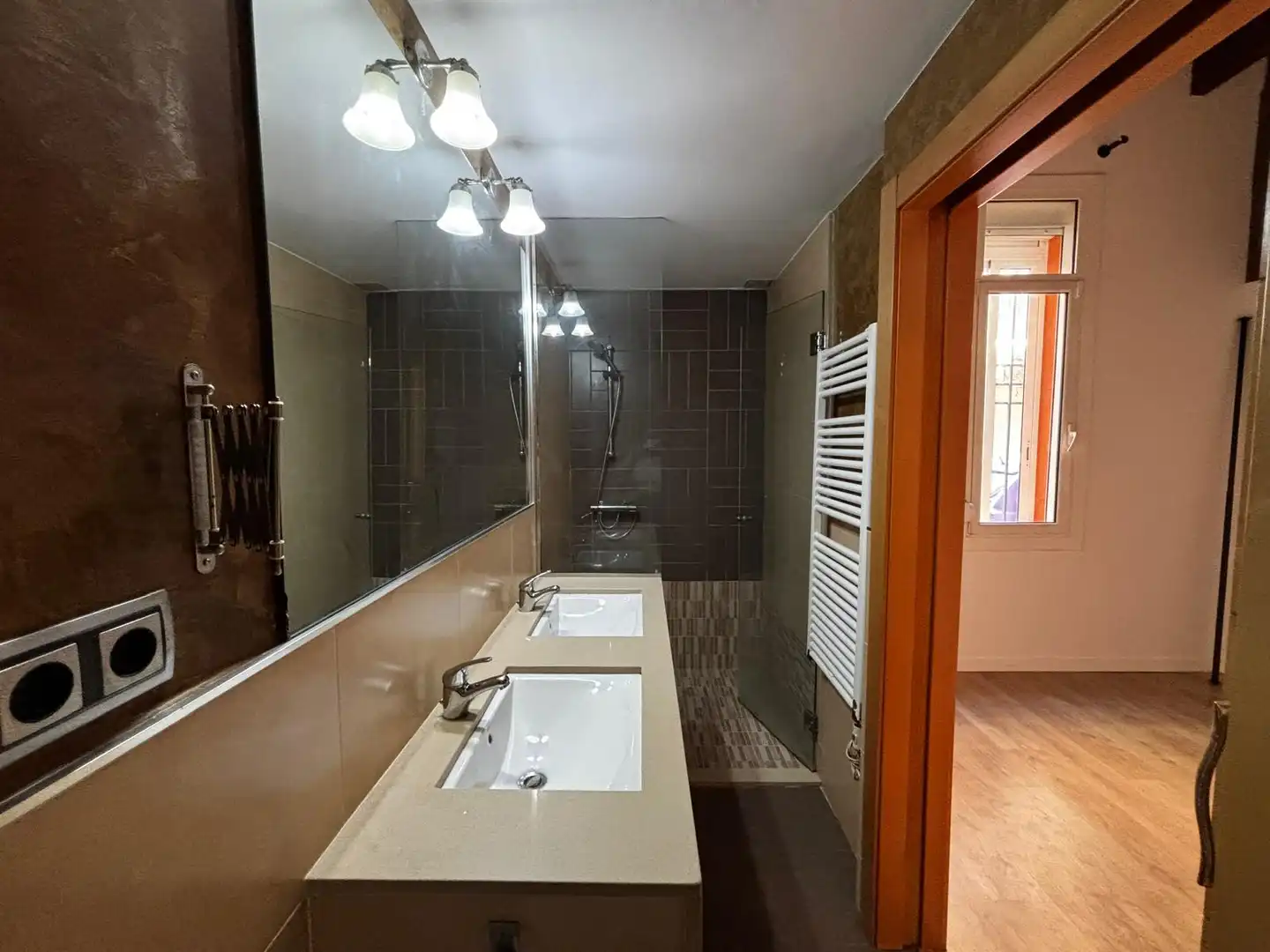 Badezimmer von Erdgeschoss zum Verkauf in Badalona mit Klimaanlage, Heizung und Parkett