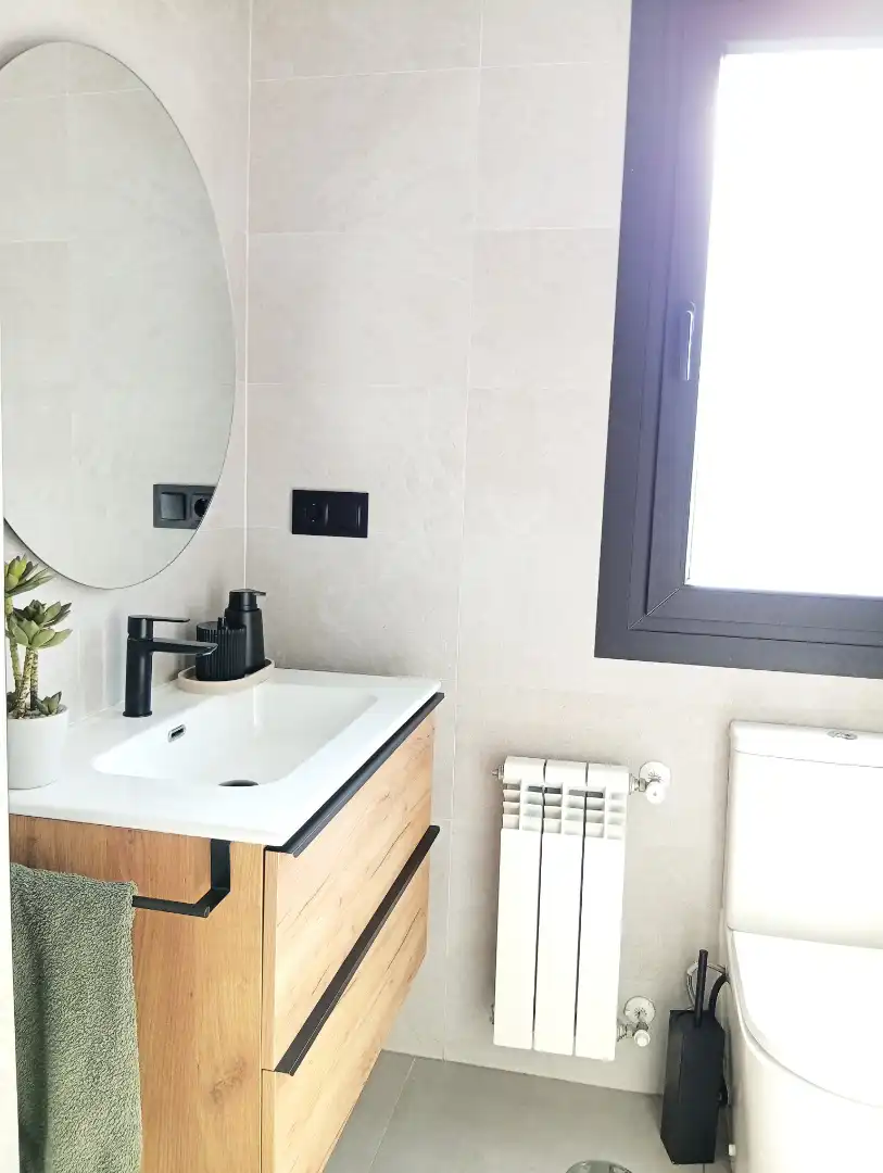 Bathroom of Flat for sale in Madrid  with Air Conditioner, Heating and Storage room