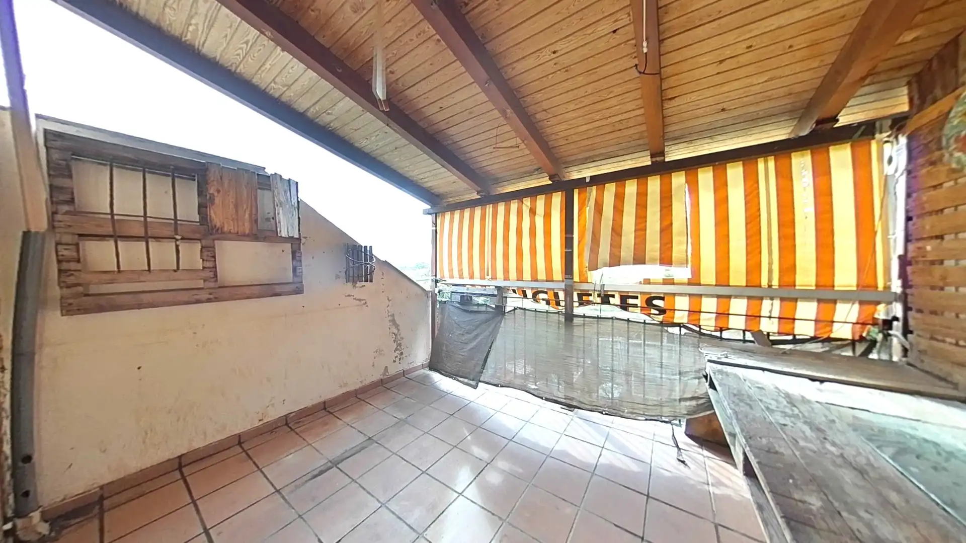 Terrasse von Einfamilien-Reihenhaus zum Verkauf in Quer mit Terrasse