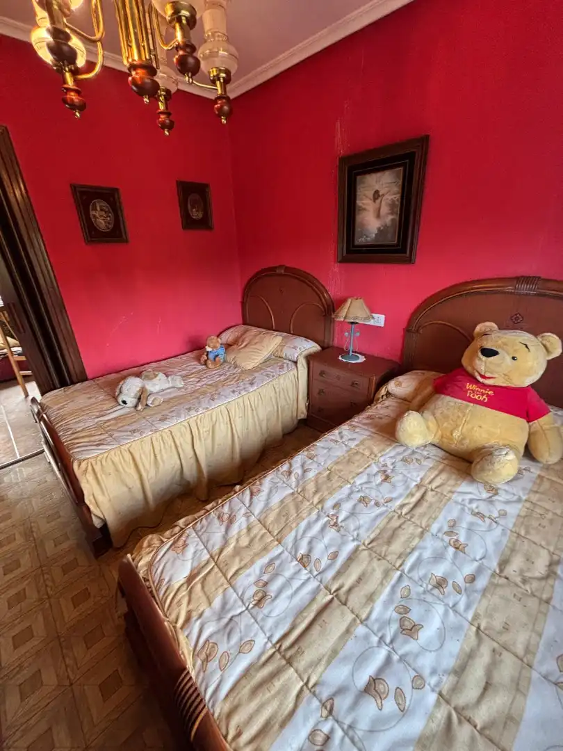 Habitación de Casa adosada en venta en Oviedo  con Calefacción, Jardín privado y Amueblado