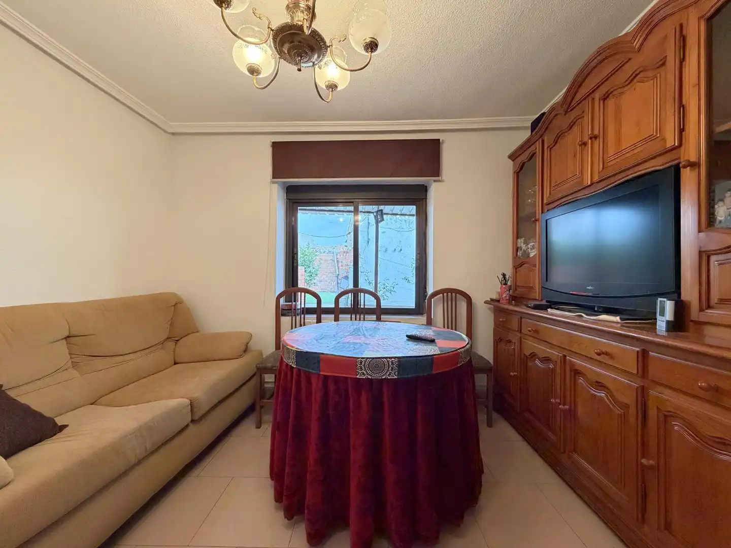 Sala d'estar de Casa o xalet en venda en Narros de Saldueña amb Calefacció, Jardí privat i Traster