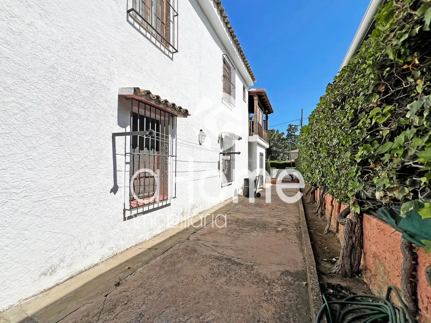 Vista exterior de Casa o xalet en venda en Paterna amb Aire condicionat, Jardí privat i Terrassa