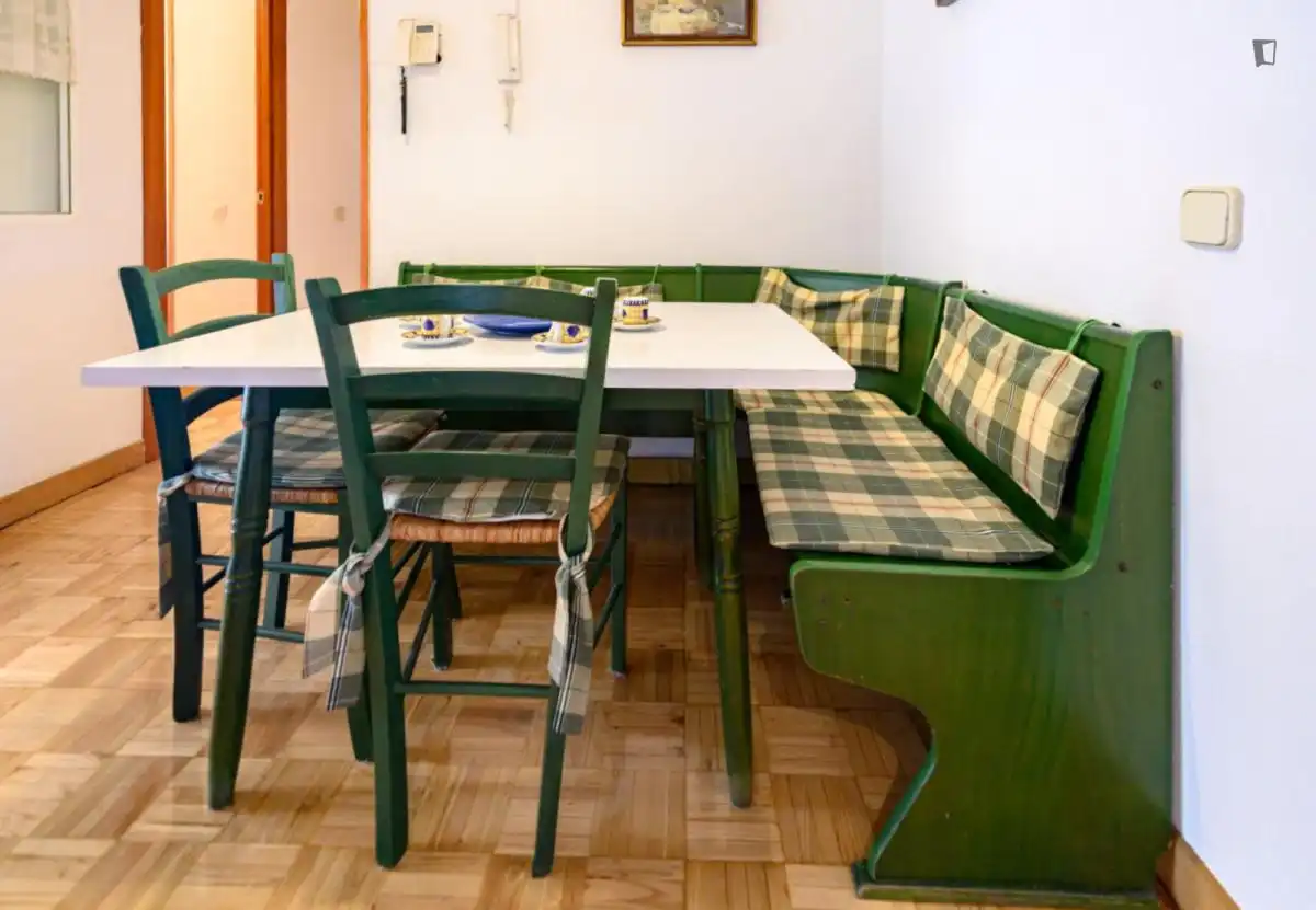 Menjador de Apartament de lloguer en Madrid amb Aire condicionat, Moblat i Forn