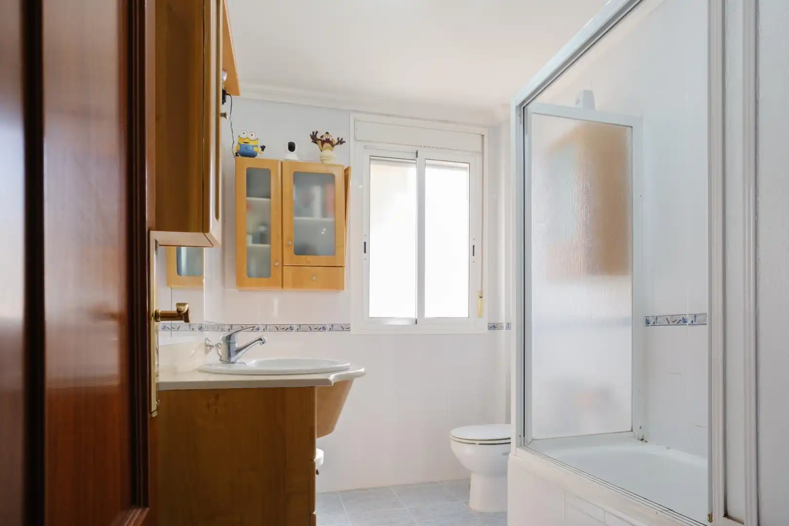 Badezimmer von Einfamilien-Reihenhaus zum Verkauf in La Algaba mit Klimaanlage, Heizung und Terrasse