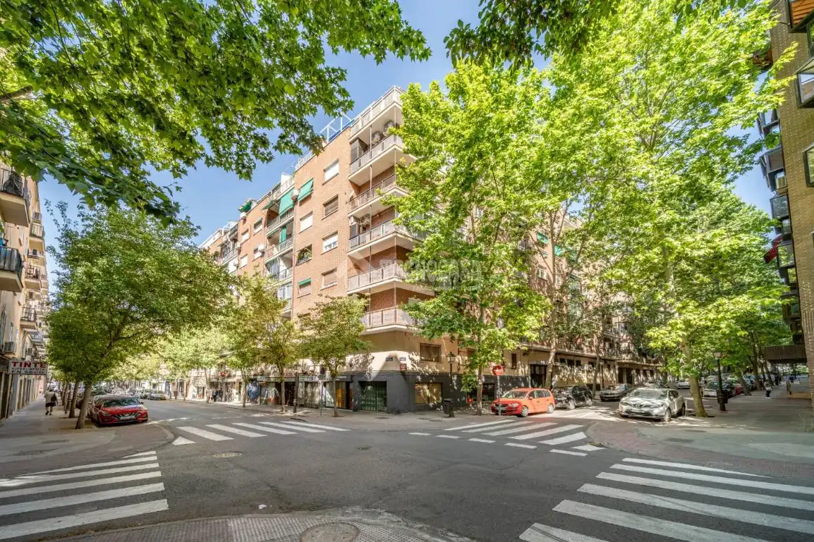 Vista exterior de Piso en venta en Madrid con Calefacción