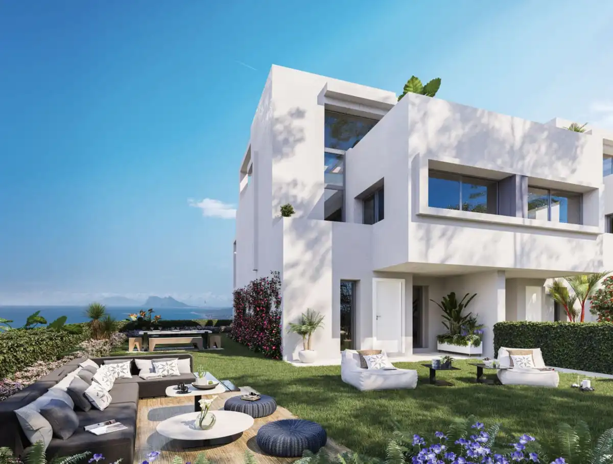 Vista exterior de Casa adosada en venta en Manilva con Aire acondicionado, Jardín privado y Piscina