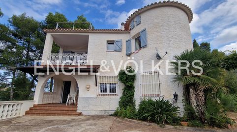 Descubre la tranquilidad en Cervelló Encantadora casa con jardín y vistas a la montaña, cerca de Barcelona