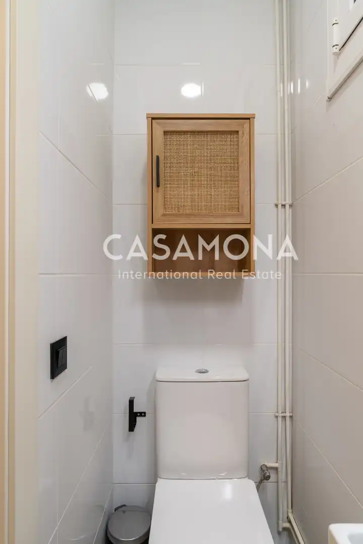 Bathroom of Apartments for rent in Sant Martí