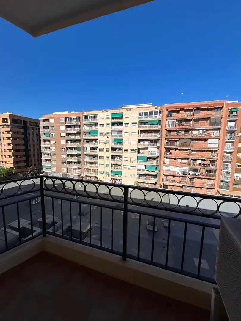 Außenansicht von Wohnung zum Verkauf in Valencia mit Klimaanlage, Heizung und Parkett