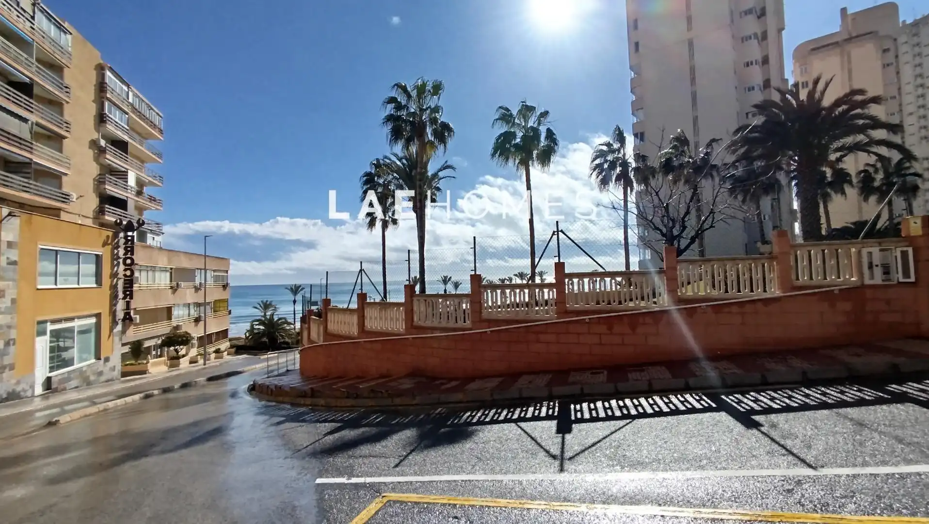 Vista exterior de Planta baixa en venda en El Campello amb Jardí privat i Piscina comunitària