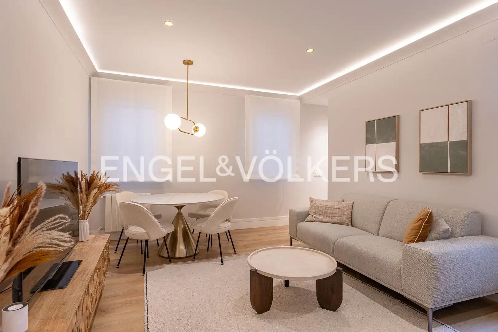 Living room of Flat for sale in Madrid  with Air Conditioner, Heating and Furnished