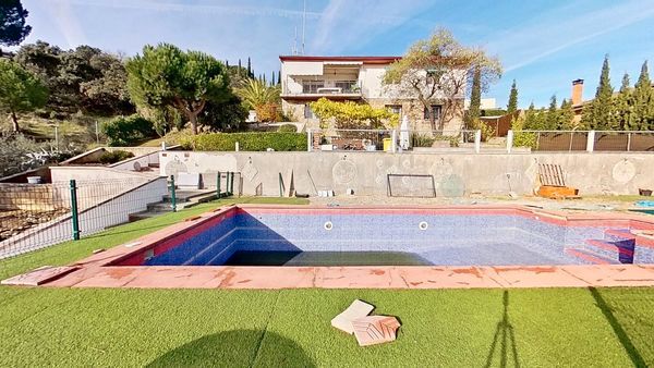 Swimming pool of House or chalet for sale in Valdemorillo  with Air Conditioner, Heating and Private garden