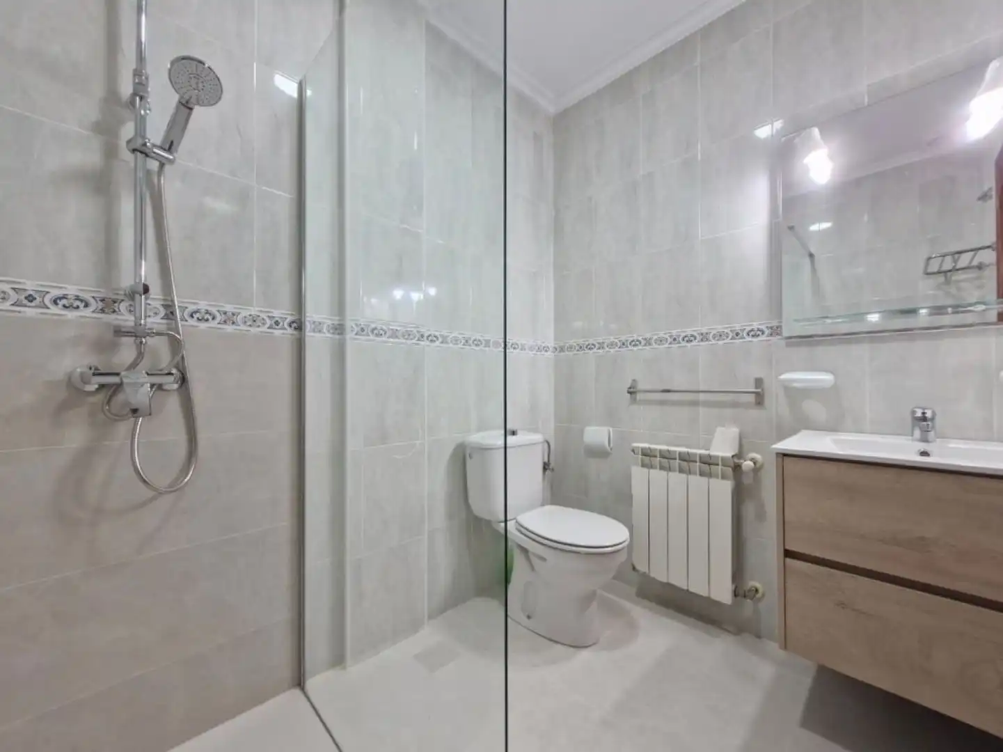 Badezimmer von Einfamilien-Reihenhaus zur Miete in Polanco mit Heizung, Privatgarten und Terrasse