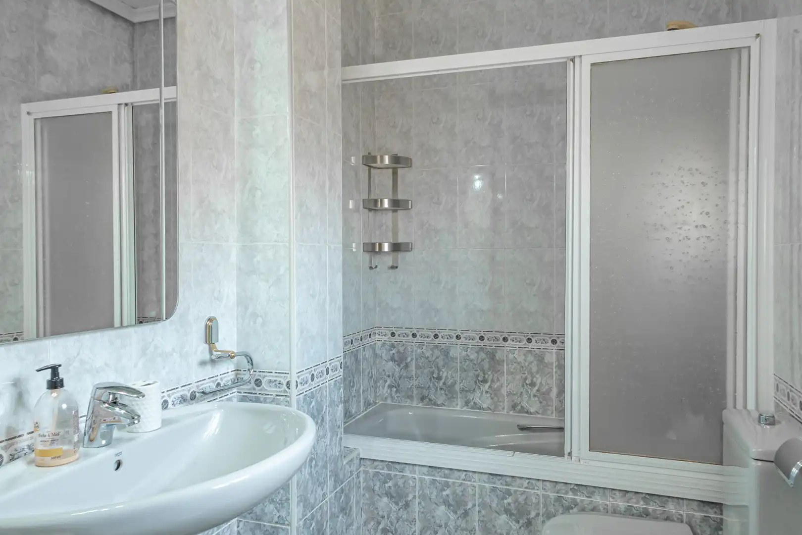 Baño de Piso de alquiler en Linares con Aire acondicionado, Terraza y Amueblado